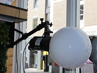 Studioflitser mettle q400 met diffuserbol aan verstelbare falcon eyes wb 1250 wall booms. - afbeelding 1 van  2