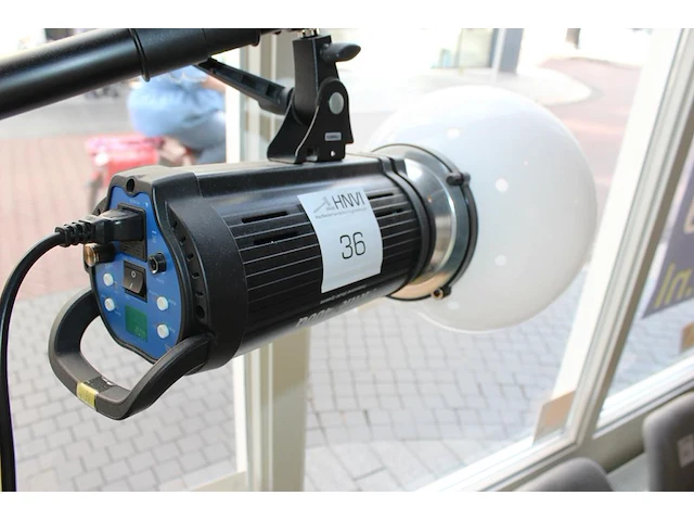 Studioflitser mettle q400 met diffuserbol aan verstelbare falcon eyes wb 1250 wall booms. - afbeelding 2 van  2