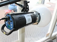 Studioflitser mettle q400 met diffuserbol aan verstelbare falcon eyes wb 1250 wall booms. - afbeelding 2 van  2