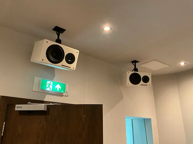 Studiomeubel met audio apparatuur - afbeelding 3 van  15