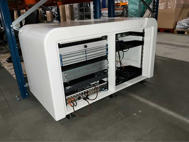 Studiomeubel met audio apparatuur - afbeelding 4 van  15