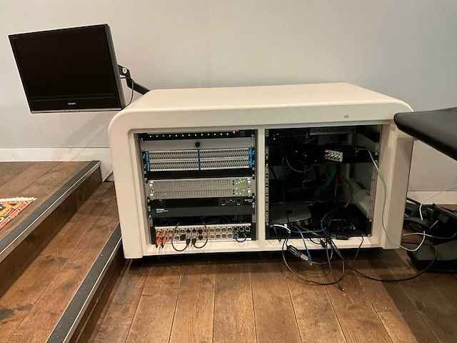 Studiomeubel met audio apparatuur - afbeelding 1 van  15