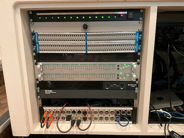 Studiomeubel met audio apparatuur - afbeelding 8 van  15