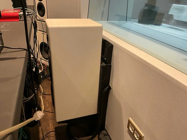 Studiomeubel met audio apparatuur - afbeelding 15 van  15