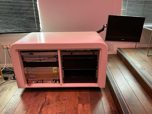 Studiomeubel met audio apparatuur - afbeelding 1 van  12