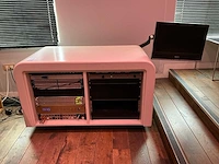 Studiomeubel met audio apparatuur