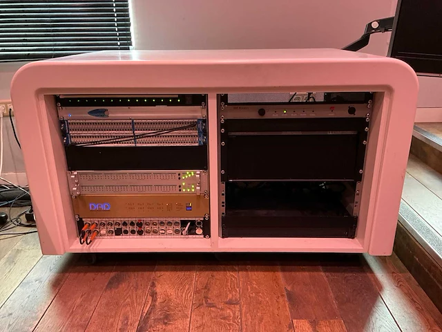 Studiomeubel met audio apparatuur - afbeelding 5 van  12