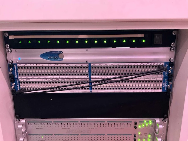 Studiomeubel met audio apparatuur - afbeelding 7 van  12