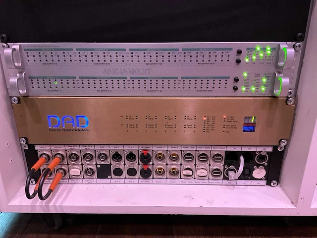 Studiomeubel met audio apparatuur - afbeelding 8 van  12