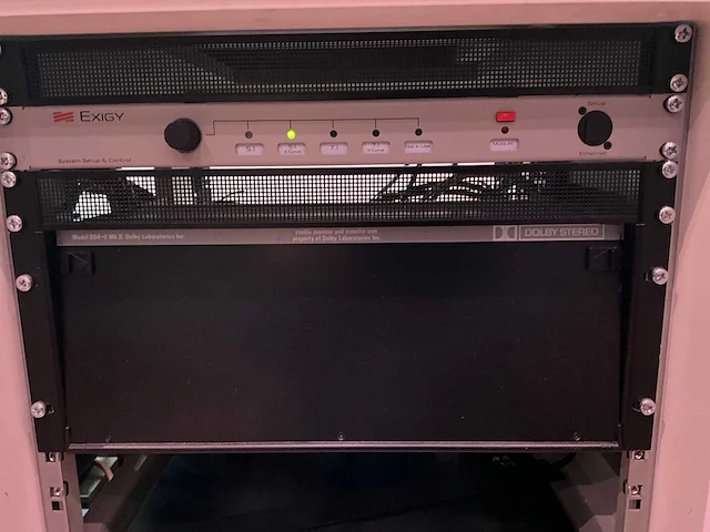 Studiomeubel met audio apparatuur - afbeelding 9 van  12