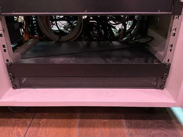 Studiomeubel met audio apparatuur - afbeelding 10 van  12