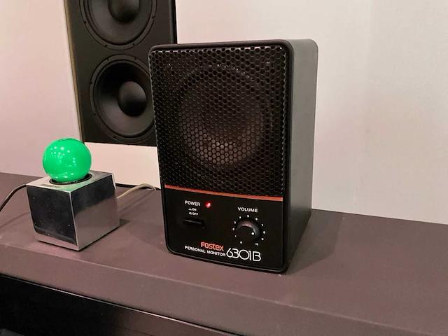 Studiotafel met audio apparatuur - afbeelding 4 van  18