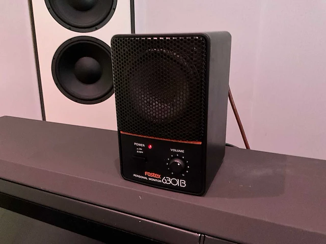 Studiotafel met audio apparatuur - afbeelding 5 van  18