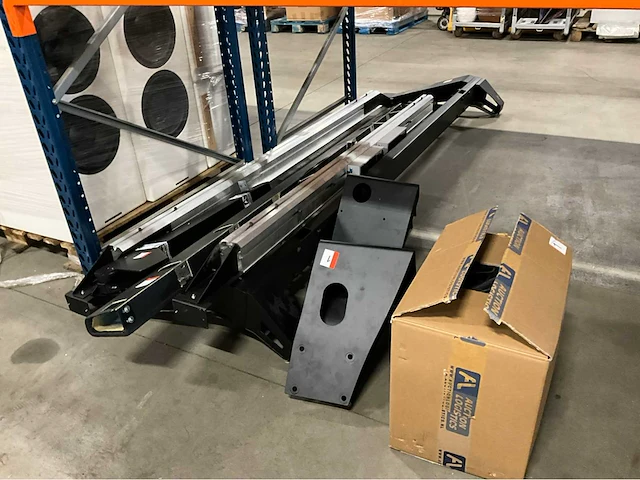 Studiotafel met audio apparatuur - afbeelding 7 van  18