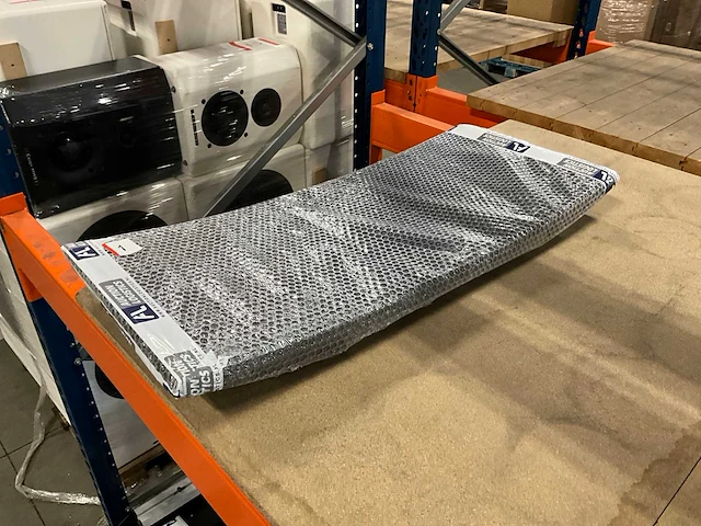 Studiotafel met audio apparatuur - afbeelding 10 van  18