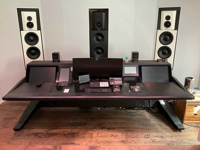 Studiotafel met audio apparatuur - afbeelding 1 van  18