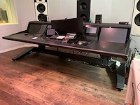 Studiotafel met audio apparatuur - afbeelding 11 van  18
