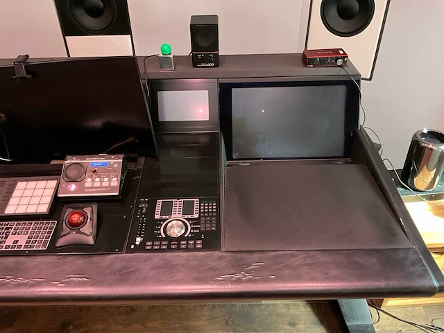Studiotafel met audio apparatuur - afbeelding 12 van  18