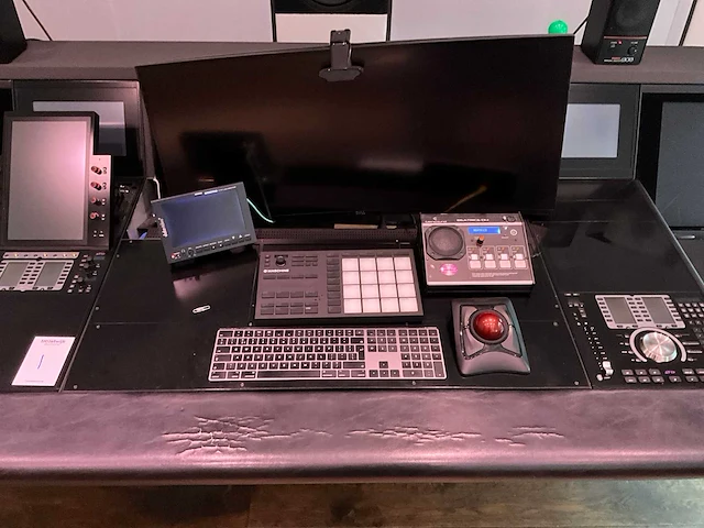Studiotafel met audio apparatuur - afbeelding 13 van  18