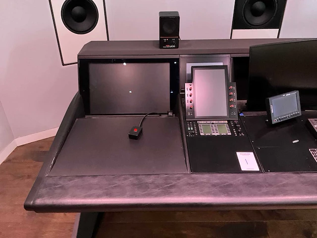 Studiotafel met audio apparatuur - afbeelding 14 van  18