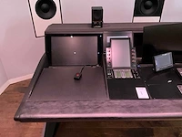 Studiotafel met audio apparatuur - afbeelding 14 van  18