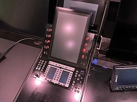 Studiotafel met audio apparatuur - afbeelding 15 van  18