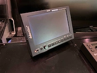 Studiotafel met audio apparatuur - afbeelding 16 van  18