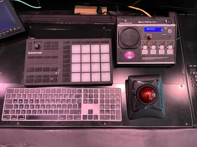 Studiotafel met audio apparatuur - afbeelding 17 van  18