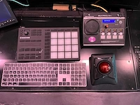 Studiotafel met audio apparatuur - afbeelding 17 van  18