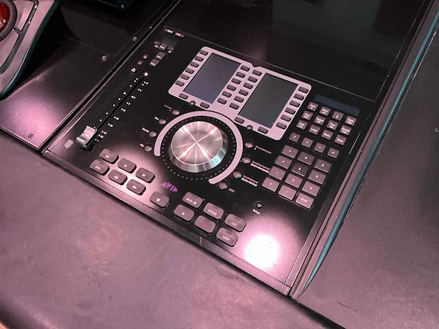 Studiotafel met audio apparatuur - afbeelding 18 van  18