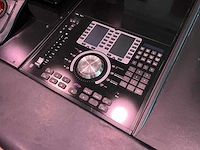 Studiotafel met audio apparatuur - afbeelding 18 van  18