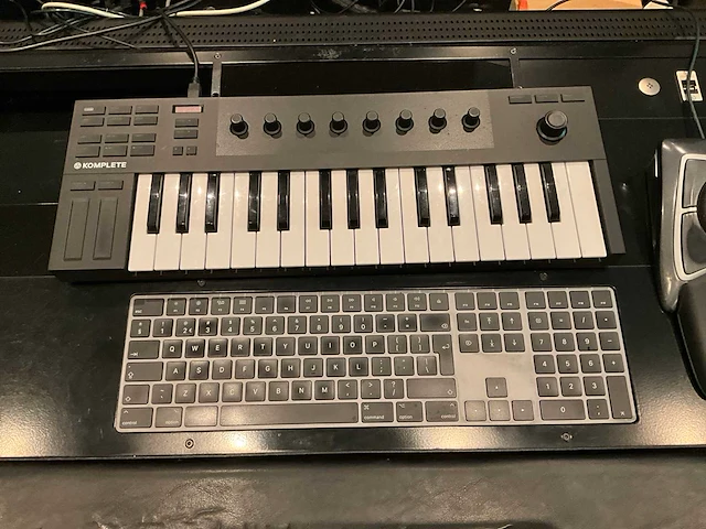 Studiotafel met audio apparatuur - afbeelding 2 van  18