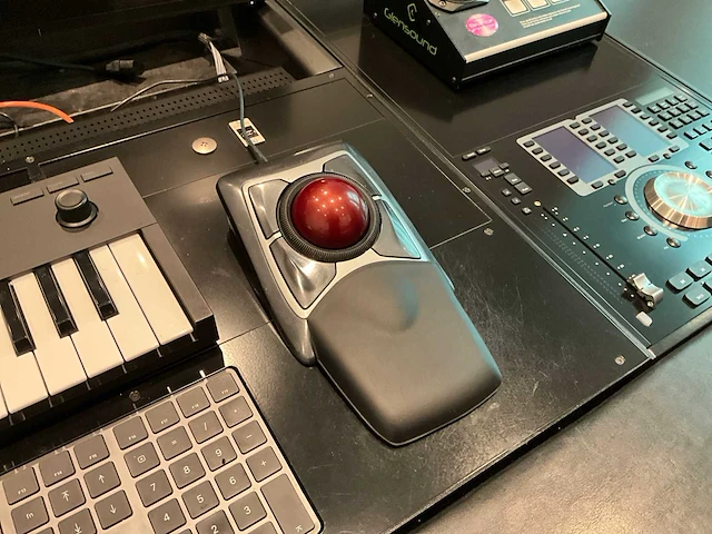 Studiotafel met audio apparatuur - afbeelding 3 van  18