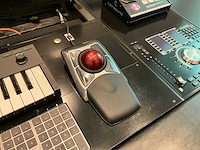 Studiotafel met audio apparatuur - afbeelding 3 van  18
