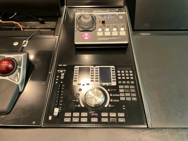 Studiotafel met audio apparatuur - afbeelding 4 van  18