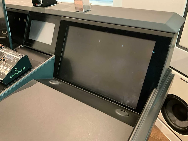 Studiotafel met audio apparatuur - afbeelding 5 van  18
