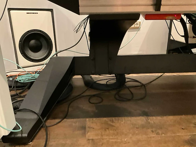 Studiotafel met audio apparatuur - afbeelding 6 van  18