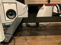 Studiotafel met audio apparatuur - afbeelding 6 van  18