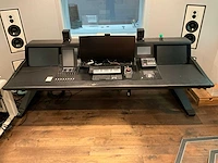 Studiotafel met audio apparatuur - afbeelding 1 van  18