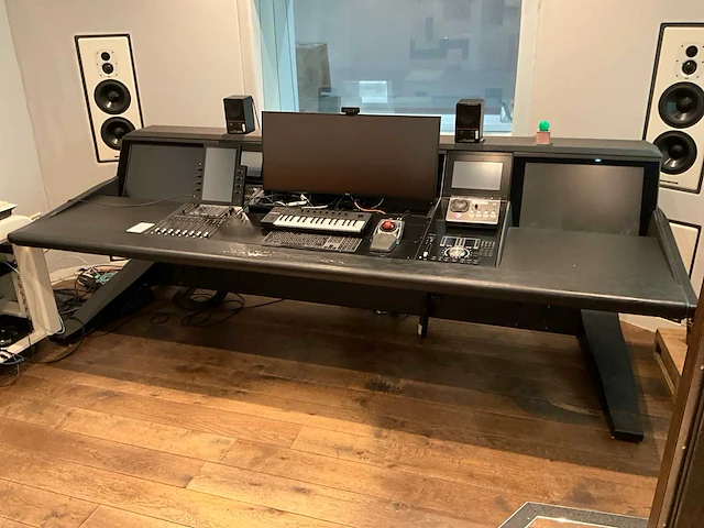 Studiotafel met audio apparatuur - afbeelding 11 van  18