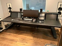 Studiotafel met audio apparatuur - afbeelding 11 van  18
