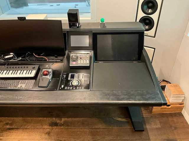 Studiotafel met audio apparatuur - afbeelding 12 van  18