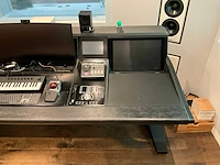 Studiotafel met audio apparatuur - afbeelding 12 van  18