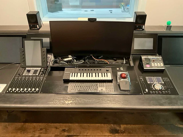 Studiotafel met audio apparatuur - afbeelding 13 van  18