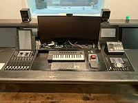 Studiotafel met audio apparatuur - afbeelding 13 van  18