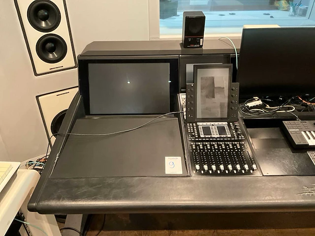 Studiotafel met audio apparatuur - afbeelding 14 van  18