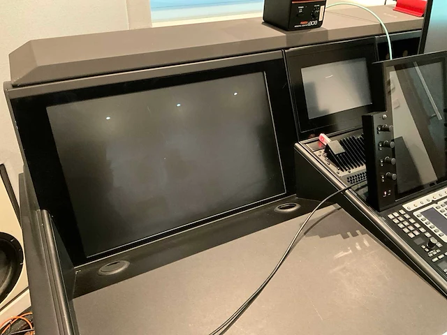 Studiotafel met audio apparatuur - afbeelding 15 van  18