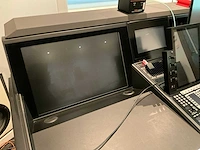 Studiotafel met audio apparatuur - afbeelding 15 van  18