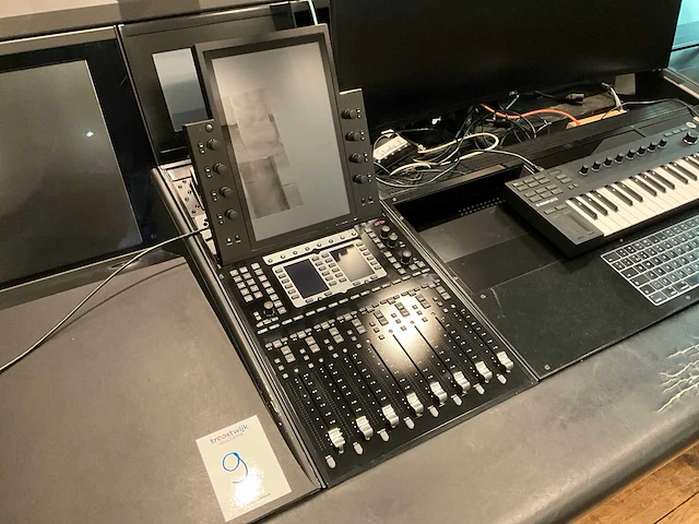 Studiotafel met audio apparatuur - afbeelding 16 van  18