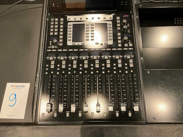 Studiotafel met audio apparatuur - afbeelding 17 van  18